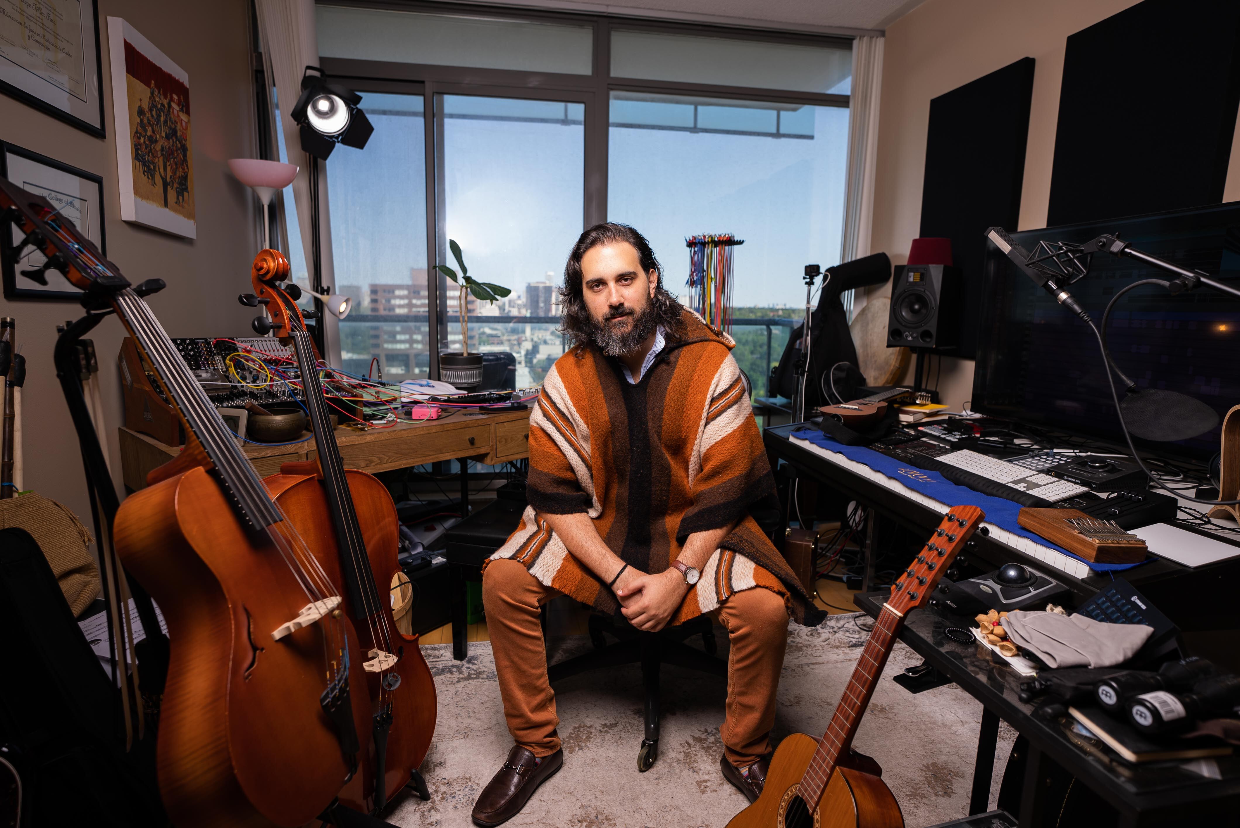 Radicado en Toronto desde hace más de una década, Téllez ha construido una carrera sólida entre el cine, la música sinfónica y la experimentación electroacústica.