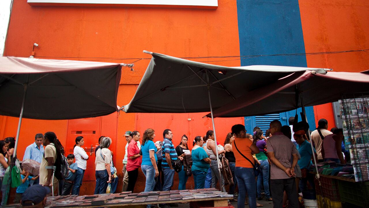Una fila a las afueras de un supermercado venezolano.