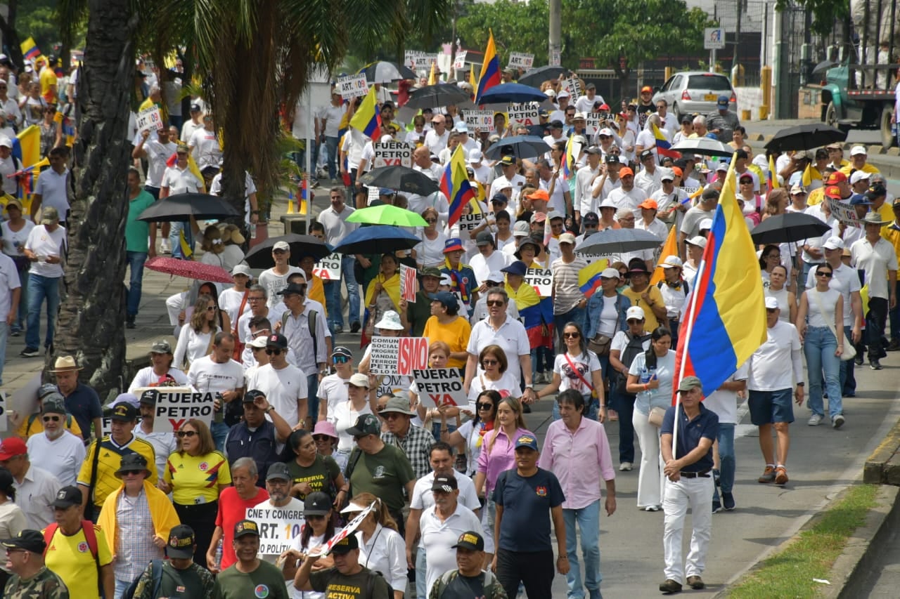 Marcha en contra del gobierno Petro por la calle quinta en Cali