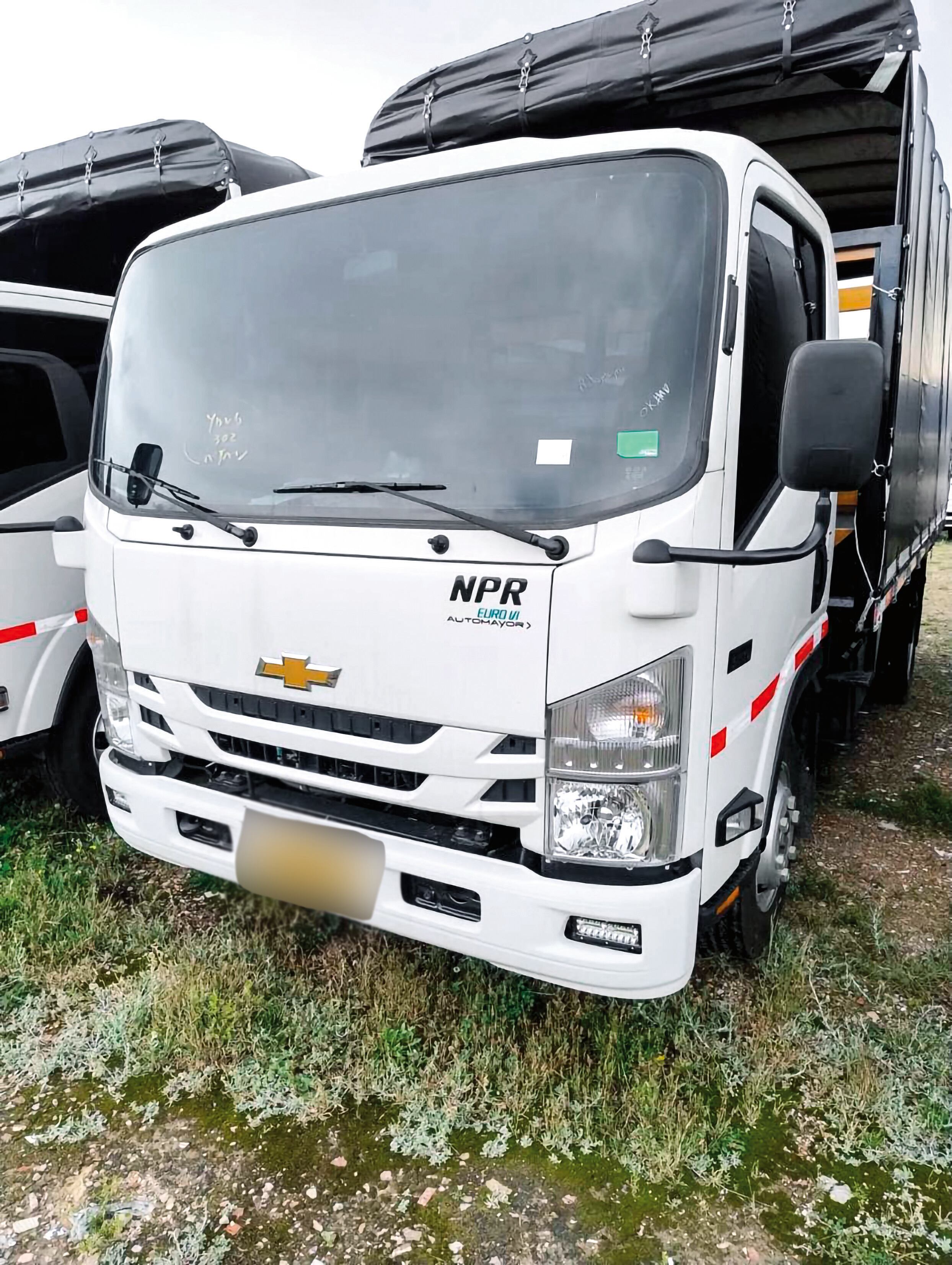 Para atender la emergencia humanitaria, el Ejército compró camiones, motos, cuatro ambulancias, material de guerra e inteligencia. Abajo, la forma como se deben movilizar los desplazados por la guerra.