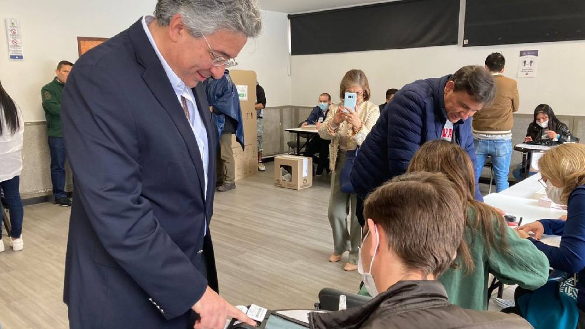 El candidato presidencial también hizo un llamado a los colombianos para que salgan a votar.