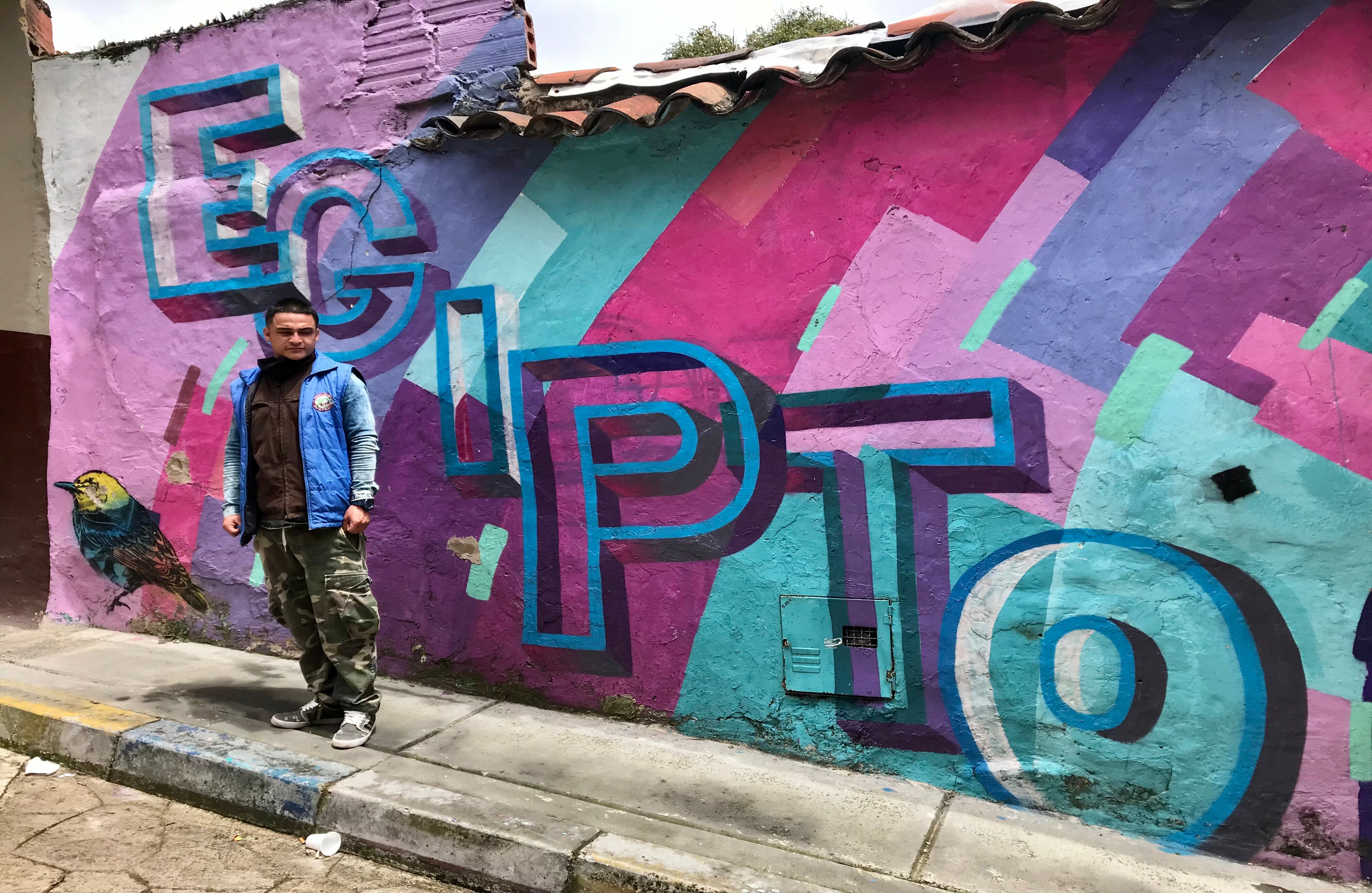 Harold Carrillo tiene 24 años y desde el 2016 se dedica a hacer turismo y a dar a conocer la historia del barrio Egipto. Reconoce que “encontrar trabajo después de haber salido de la cárcel es difícil. El tour y los recorridos que hacemos acá son una oportunidad para que nosotros y las futuras generaciones no caigamos en la violencia. Poco a poco se van rompiendo las fronteras invisibles”. Foto: Cortesía Breaking Borders