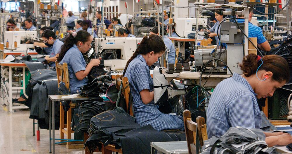 En la mesa de negociación, empresarios, Gobierno y sindicatos no han logrado un punto medio. Unos piden tener en cuenta la economía, otros, los derechos laborales. Al mismo tiempo, se ha reducido el número de colombianos que devengan la remuneración mínima.