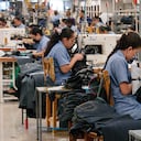 En la mesa de negociación, empresarios, Gobierno y sindicatos no han logrado un punto medio. Unos piden tener en cuenta la economía, otros, los derechos laborales. Al mismo tiempo, se ha reducido el número de colombianos que devengan la remuneración mínima.