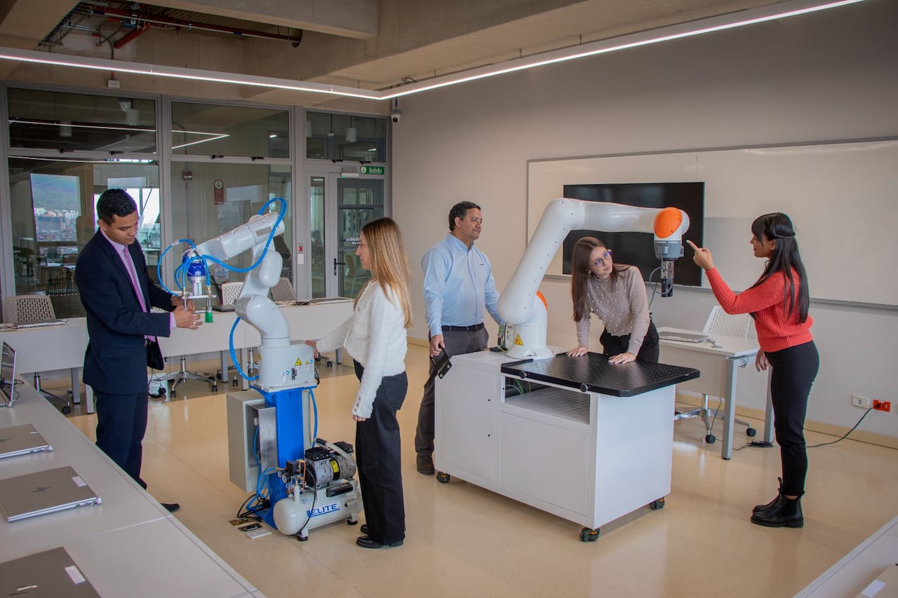 La oferta académica de UCompensar supera los 60 programas y abarca ingeniería, ciencias sociales, negocios, educación, diseño y formación técnica laboral.