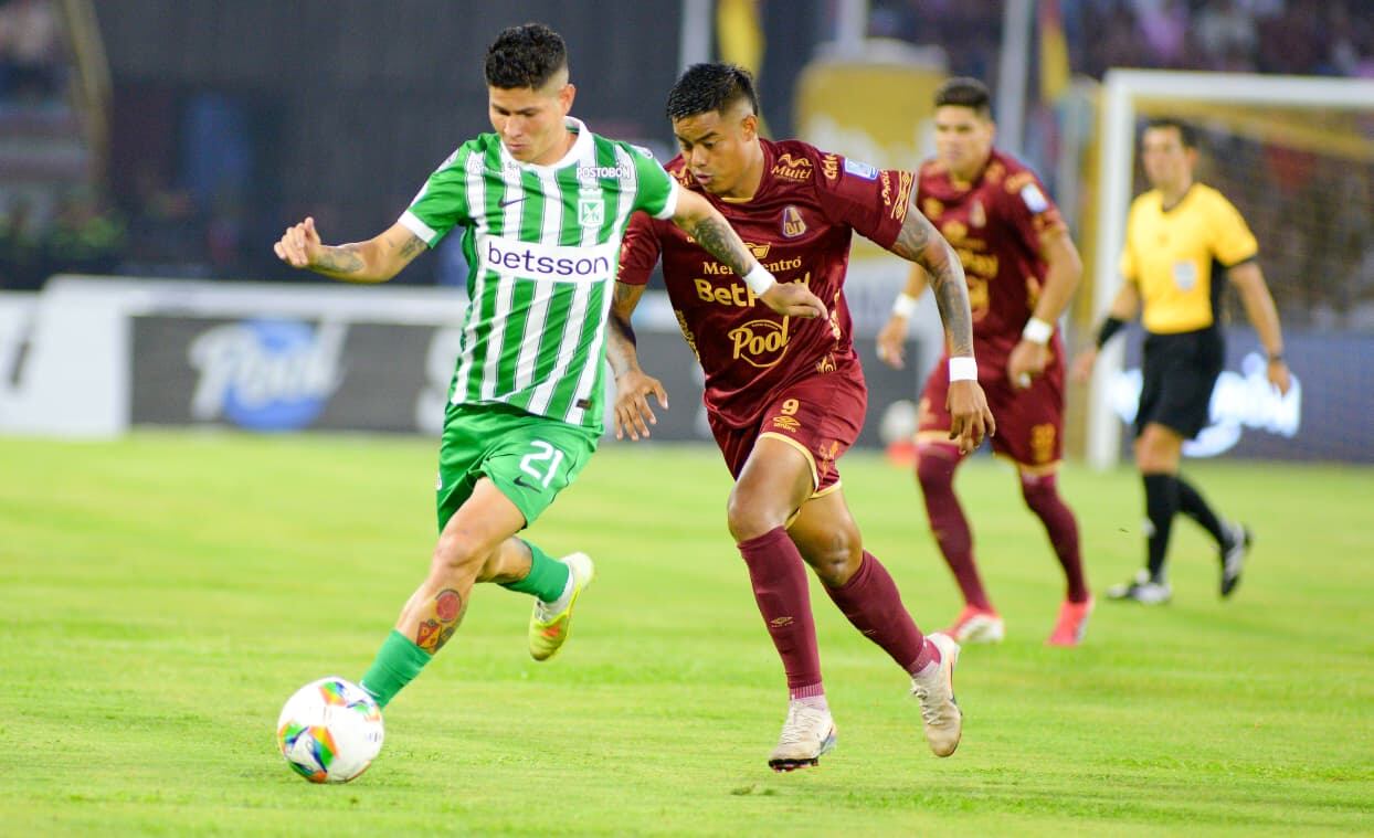 Imagen del partido de ida de las semifinales de la Liga Colombiana 2026 entre Deportes Tolima y Atlético Nacional.