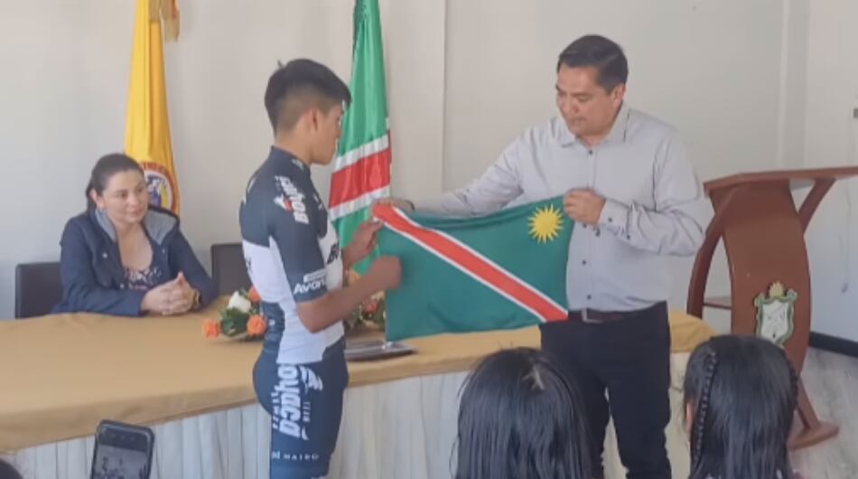 Juan David Cárdenas recibiendo la bandera del municipio de Soracá, Boyacá.