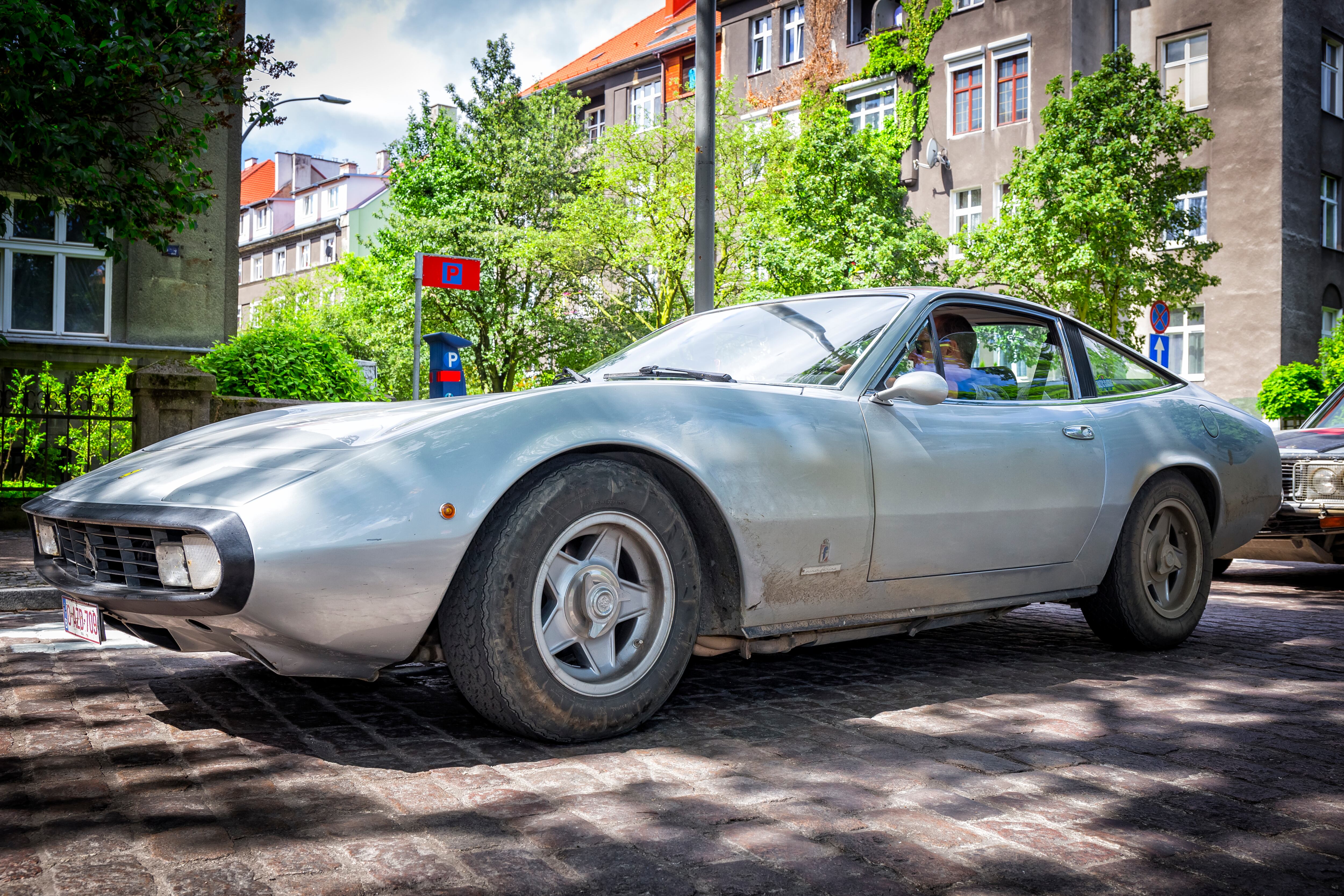 El Ferrari 365 GTC/4 que perteneció a Silvester Stallones será subastado.