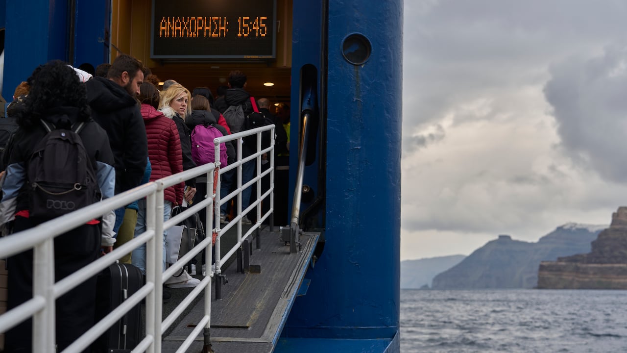 Pasajeros abordan un ferry con destino a Grecia continental, en la isla de Santorini, Grecia, afectada por el terremoto, el martes 2 de febrero de 2019. 4 de diciembre de 2025. (Foto AP/Petros Giannakouris)