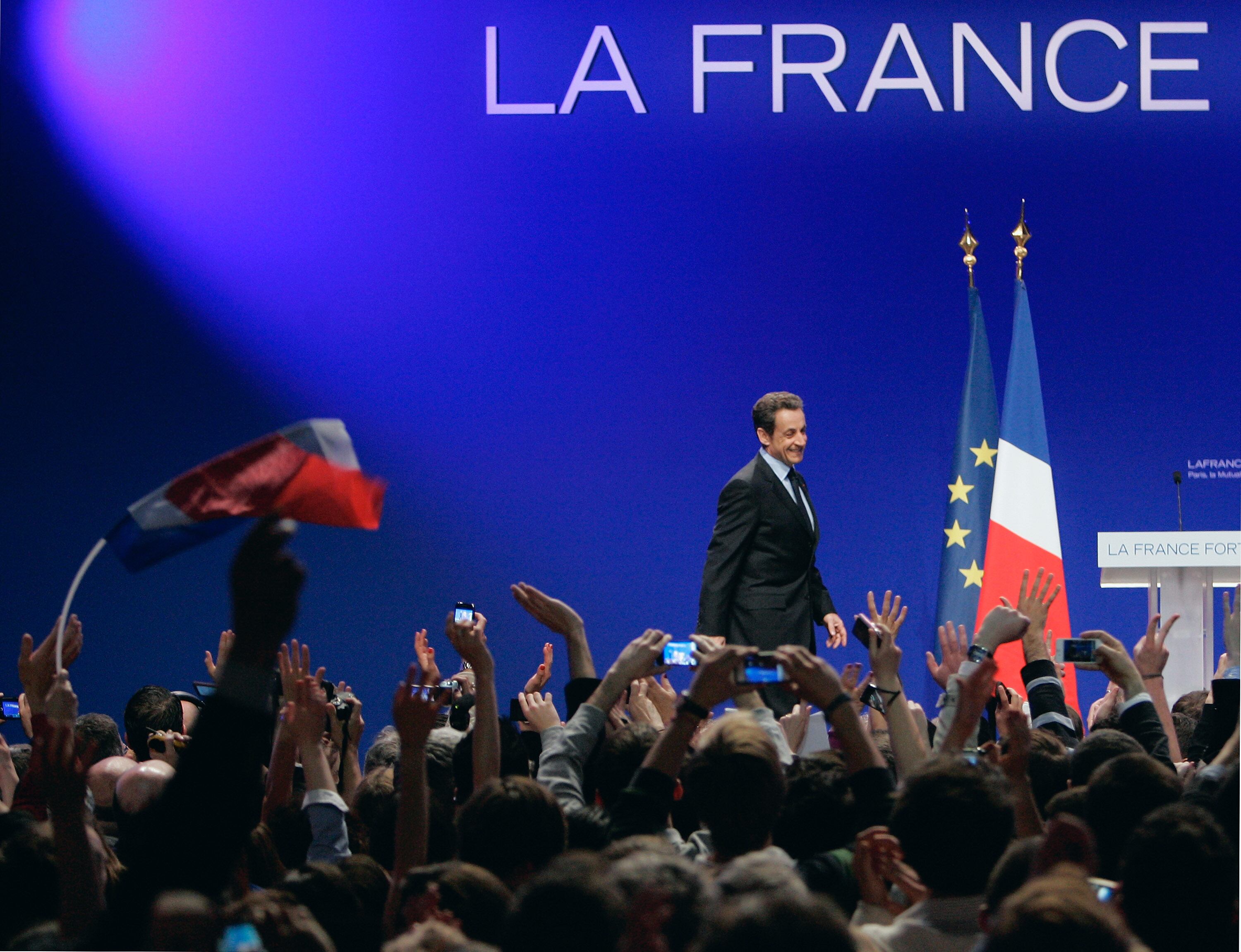 El presidente de Francia y candidato de la Unión por un Movimiento Popular (UMP) para las elecciones presidenciales de 2012, Nicolas Sarkozy, llega para pronunciar un discurso tras el anuncio de los resultados estimados de la primera vuelta de las elecciones presidenciales francesas de 2012 en el Mutualité el 22 de abril de 2012 en París, Francia.