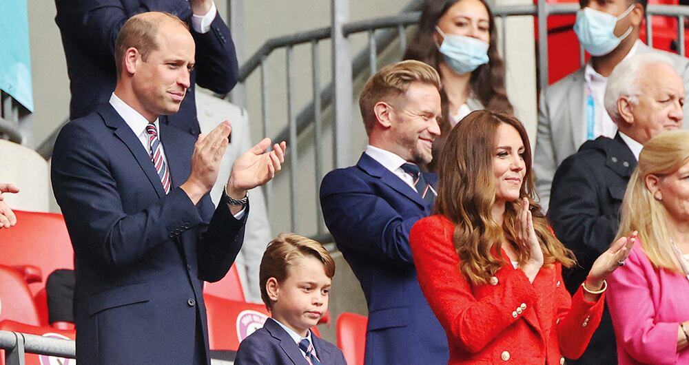 ¡Se creció el principito! Por los días de su octavo cumpleaños, George apareció con los duques en los partidos de la Eurocopa, vestido de traje y corbata, lo que fue una especie de debut en actos formales.  