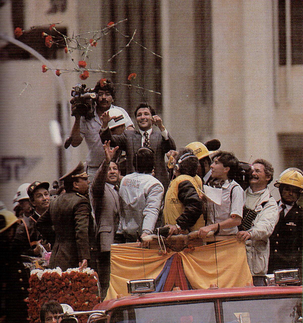 Bogotá, 11 de diciembre de 1991. César Rincón fue paseado en carro de bomberos hasta la Plaza de Bolívar.