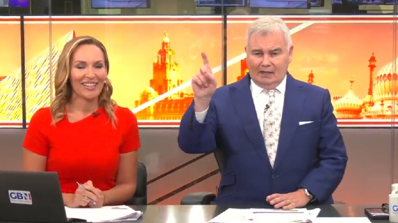 El presentador explicó que debía detener unos segundos la emisión para ajustar su silla pues una televidente, su esposa, tenía pánico de que él se cayera en el set.