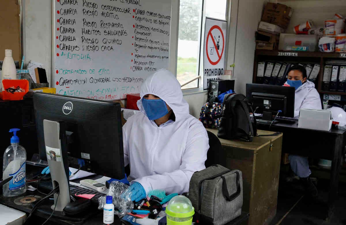 Lo mismo le ha sucedido con los contratistas, quienes proveen ventanería, enchapes, baldosas, lavan fachadas y hasta la familia que en la entrada vende café con empanadas.