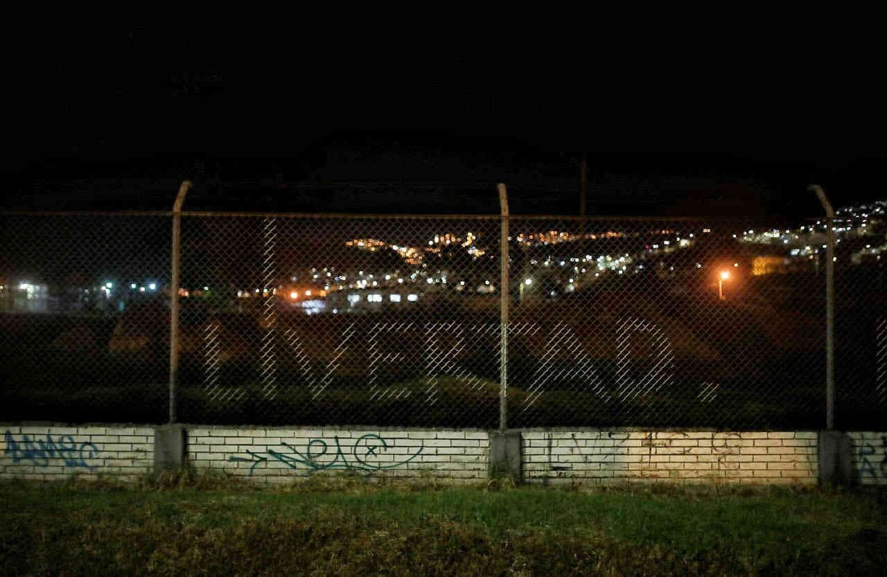 Uno de los mensajes escritos en uno de los cercados que delimita el espacio de la cárcel La Picota. Foto: Esteban Vega/SEMANA