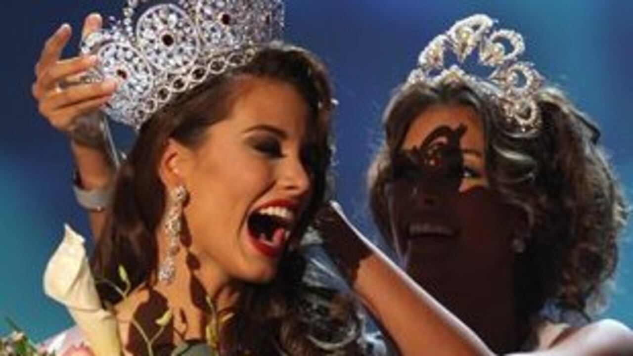 La nueva Miss Universo es Stefanía Fernández de 18 años. Recibe la corona de Dayana Mendoza.