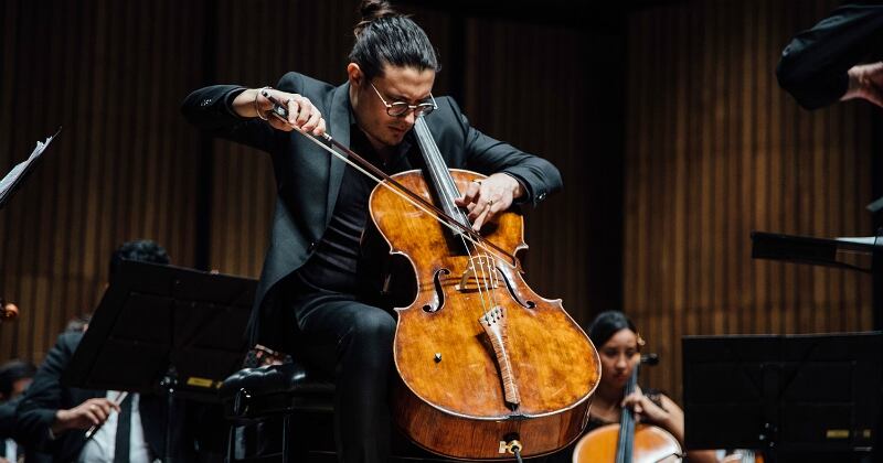 El músico Santiago Cañón-Valencia tocando violonchelo.