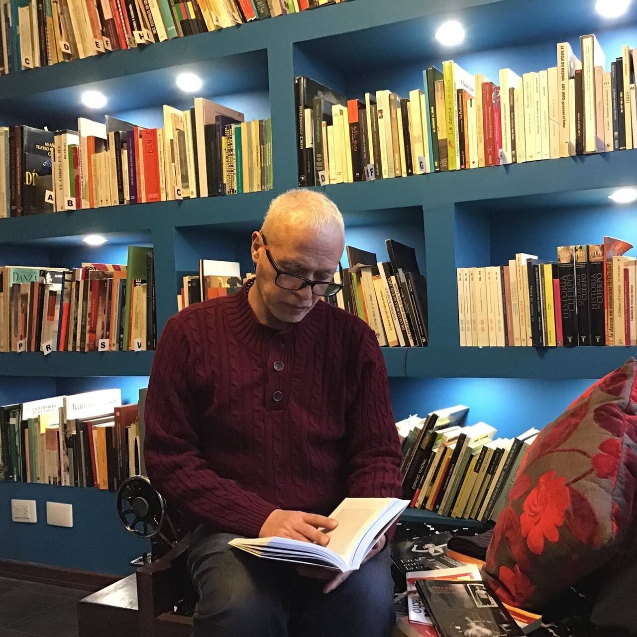 Raúl Hernando Parra es docente, creador coreográfico e investigador de la danza en Colombia nacido en Jesús María, Santander, hace 61 años. Ha dedicado más de cuatro décadas de su vida a la danza. Su trayectoria como docente incluye su trabajo en la Academia Superior de Artes de Bogotá (ASAB), donde ha formado generaciones de bailarines y ha ocupado cargos de coordinación académica.