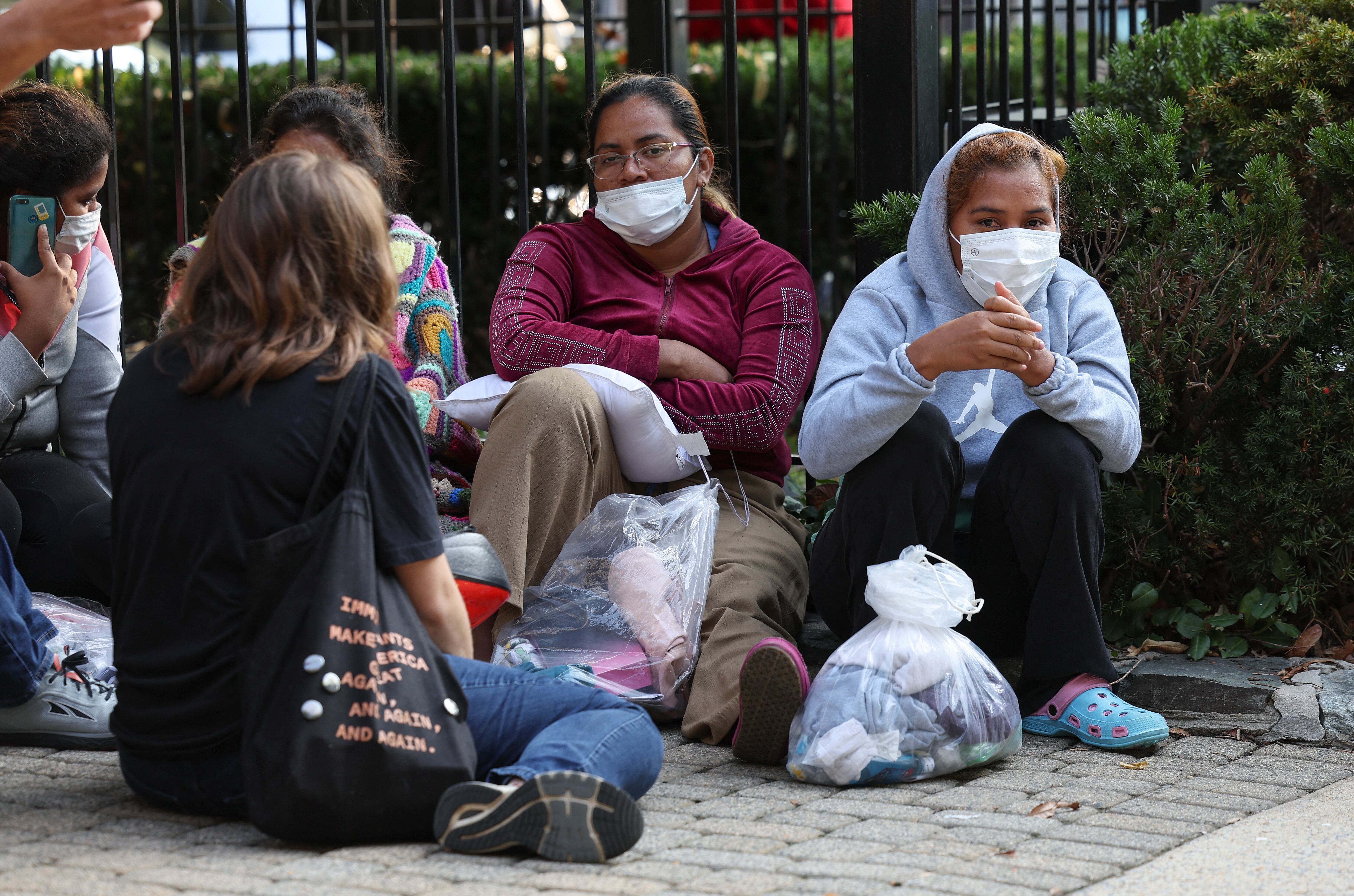 Migrantes de América Central y del Sur esperan cerca de la residencia de la vicepresidenta de EE. UU. Kamala Harris después de ser dejados el 15 de septiembre de 2022 en Washington, DC. El gobernador de Texas, Greg Abbott, envió autobuses que transportaban inmigrantes desde la frontera sur hasta la casa de Harris la madrugada del jueves. Kevin Dietsch/Getty Images/AFP (Foto de Kevin Dietsch/GETTY IMAGES NORTH AMERICA/Getty Images vía AFP)