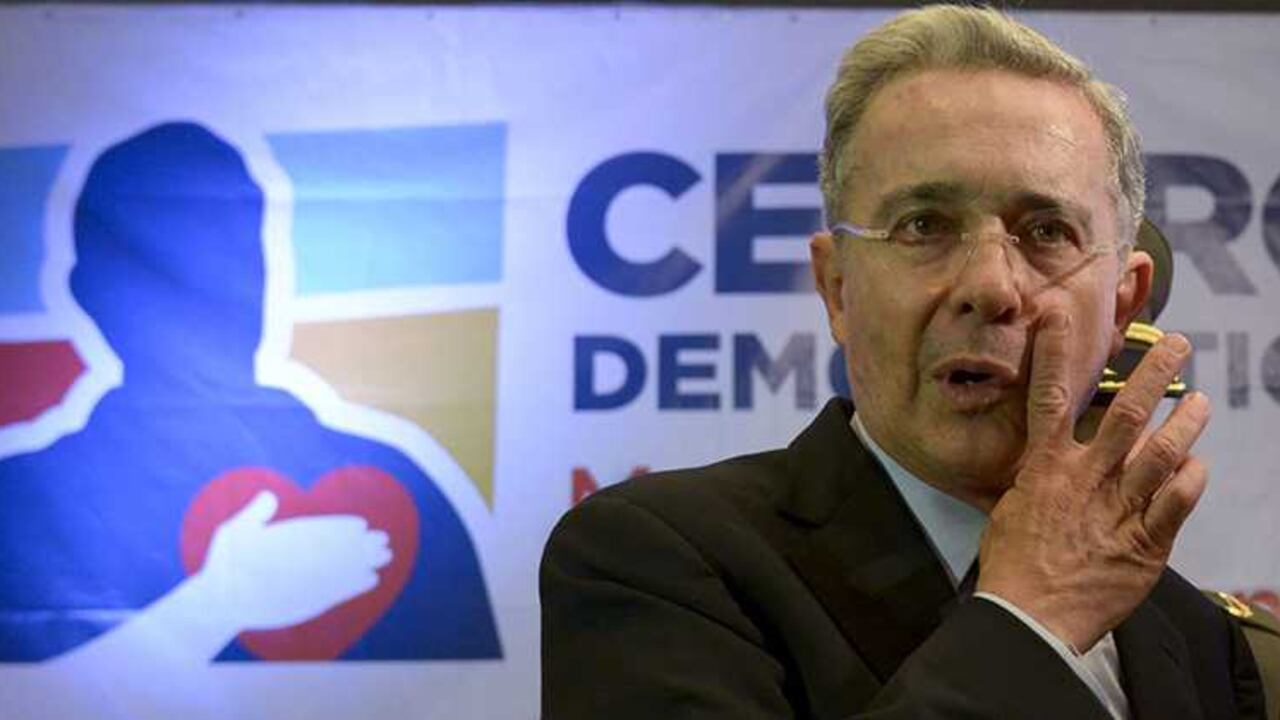 El Centro Democrático cierra filas en torno a Uribe