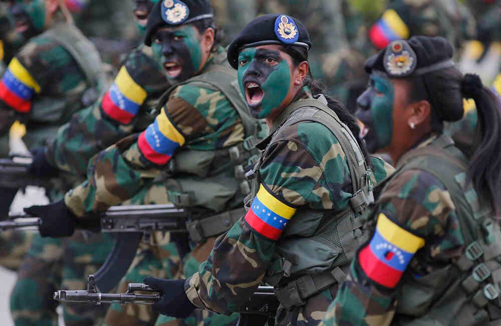 Las mujeres marchan durante un desfile militar que conmemora el Día de la Independencia del país en Caracas, Venezuela, el miércoles 5 de julio de 2017. Venezuela está marcando 206 años de su declaración de independencia de España. (Fotos AP / Ariana Cubillos)