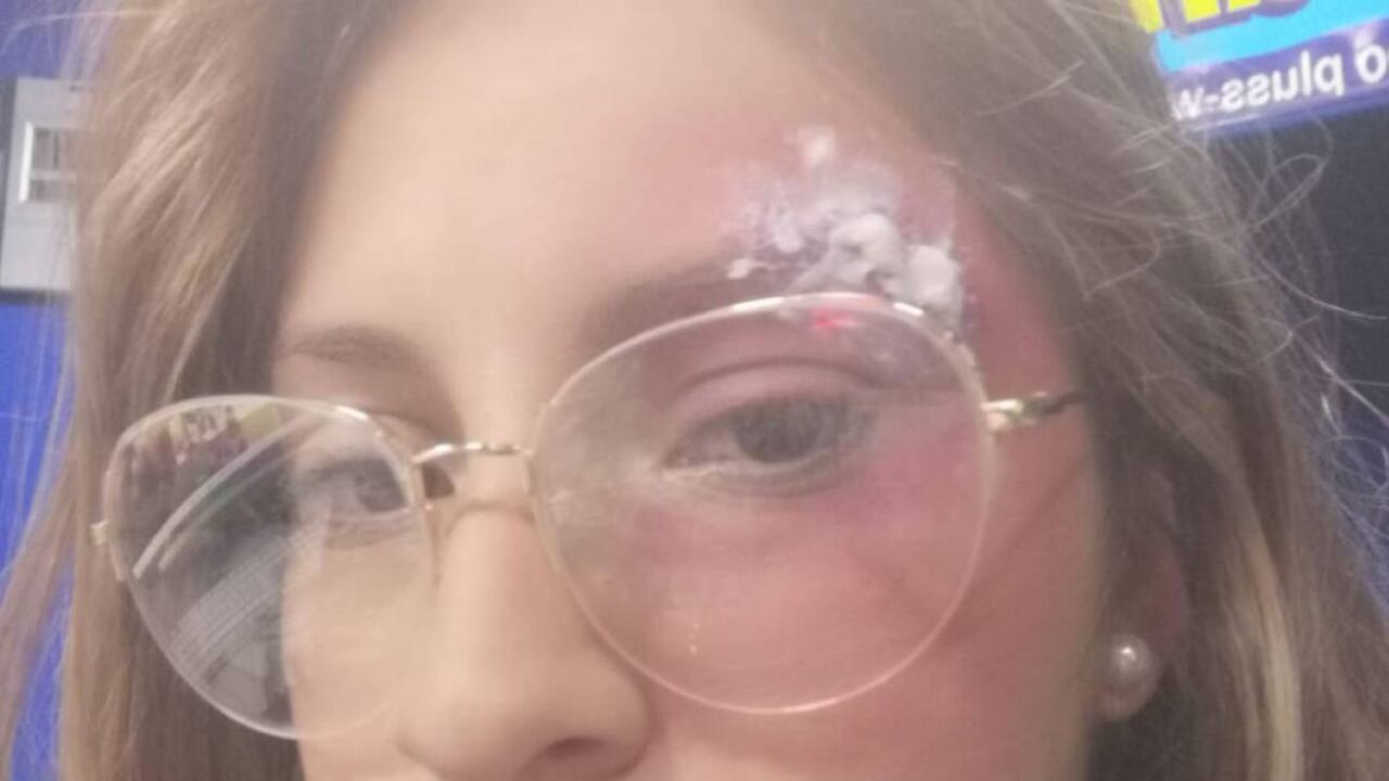 La periodista recibió un volante que tenía “un polvo”. Foto: Cortesía.