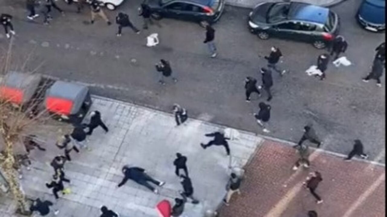 La batalla campal entre hinchas del Celta y del Rayo dejó varios heridos
El enfrentamiento alas afueras del Estadio de Balaídos.