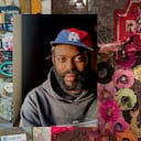 Fowler crea desde los contrastes, con materiales desechados, en gran formato.