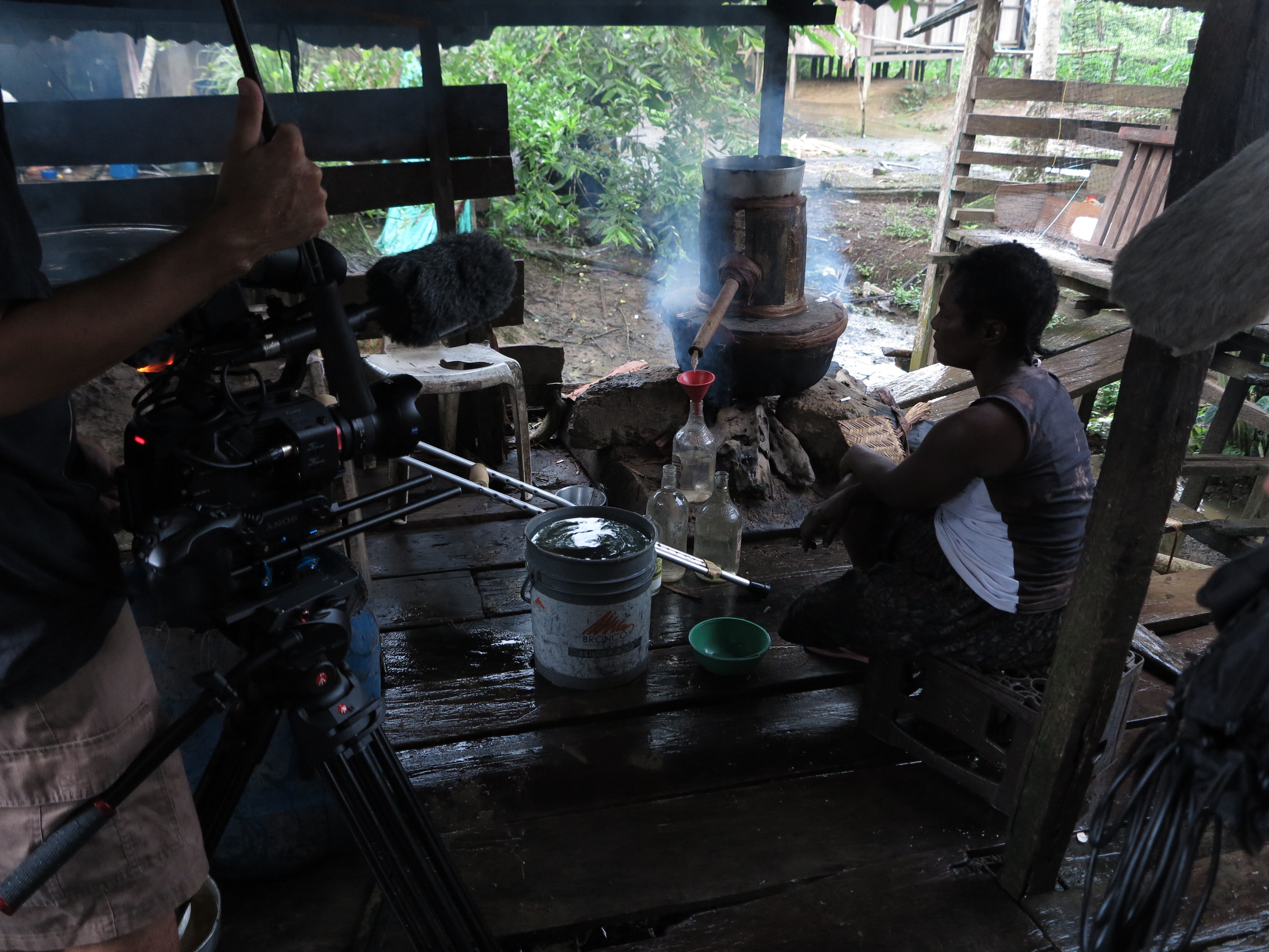 Cantos que inundan el río / Detrás de cámaras