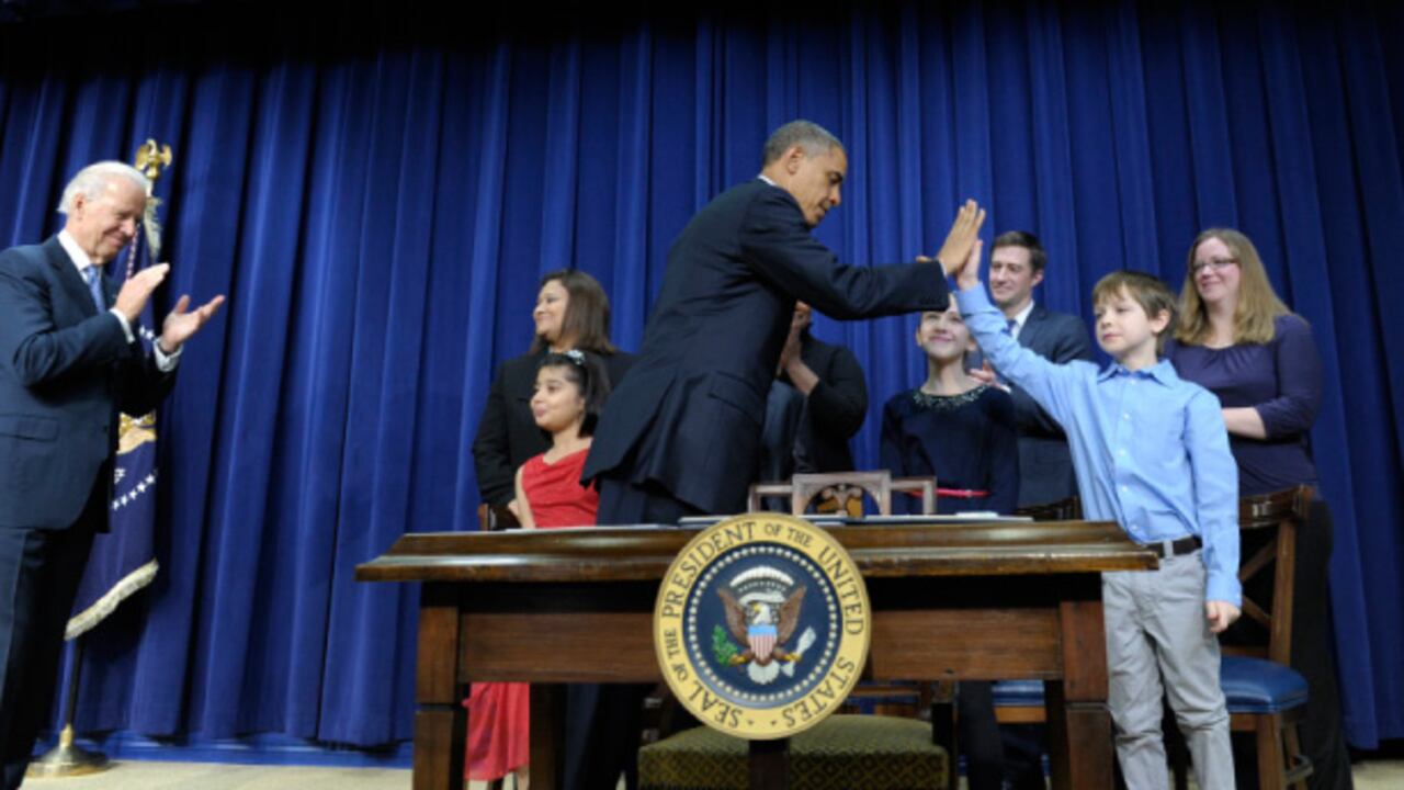 Barack Obama presentó su proyecto con Joseph Biden y un grupo de niños que le escribieron sobre el tema.