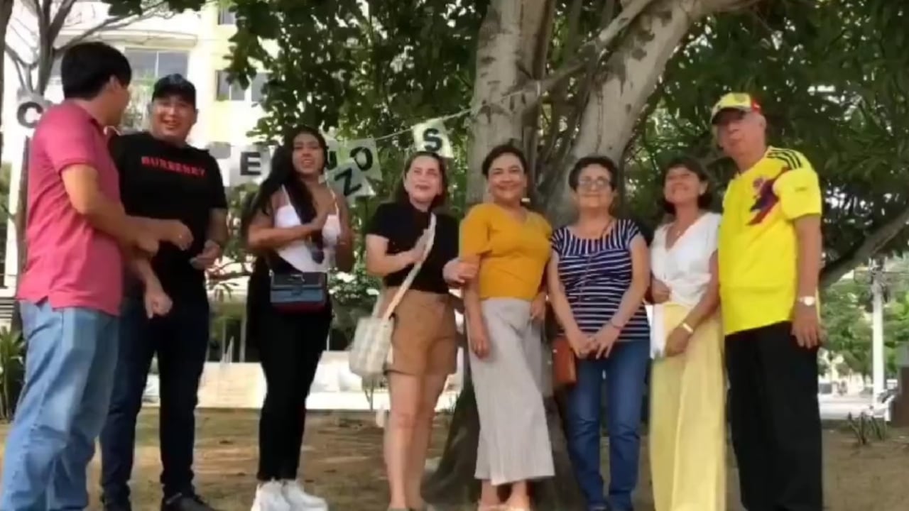 Esta es la familia que celebró el cumpleaños al árbol