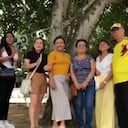 Esta es la familia que celebró el cumpleaños al árbol