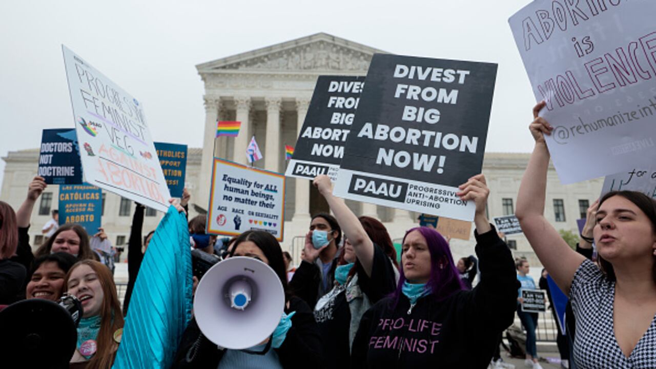 Activistas provida se manifiestan frente a la Corte Suprema, en Washington, en contra del aborto.
