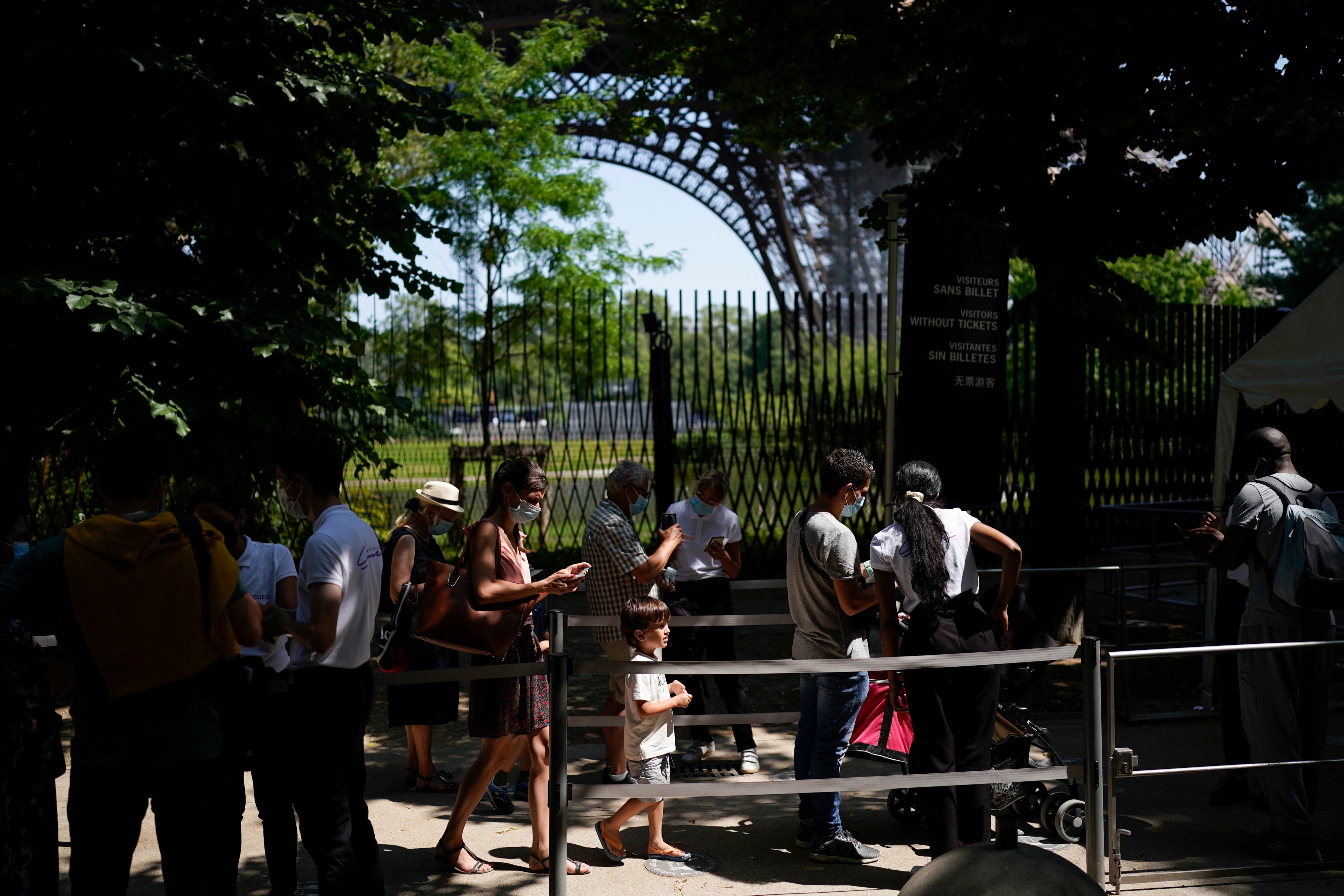 Francia endurece las restricciones por la cuarta ola de covid-19 en ese país