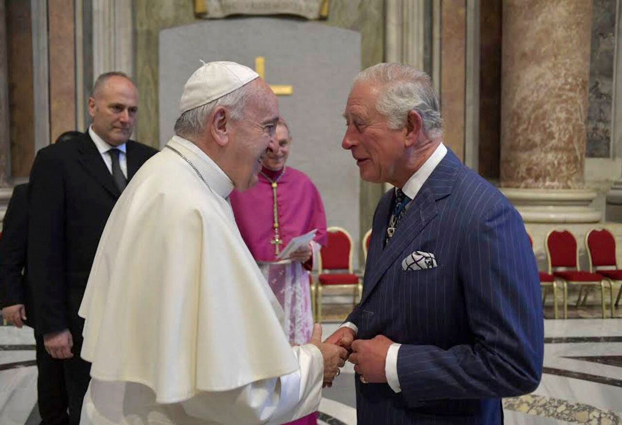VATICAN CITY, VATICAN - OCTOBER 13: Prince Charles, Prince of Wales shakes hands with Pope Francis during the canonisation of Cardinal Newman held by Pope Francis at St. Peter's Square on October 13, 2019 in Vatican City, Vatican. Cardinal Newman is the first English saint since the Forty Martyrs were canonised in 1970, and the first British saint since St John Ogilvie in 1976. (Photo by Arthur Edwards - Pool/Getty Images)
