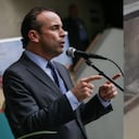 De izquierda a derecha: el alcalde Alejandro Eder y María Camila Potosí en una moto junto a la presunta sospechosa.
