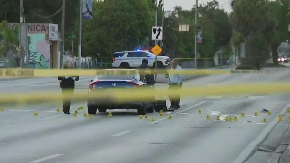 Cinta policial y patrullas en la escena del crimen en Little Haiti, Miami, tras tiroteo nocturno.