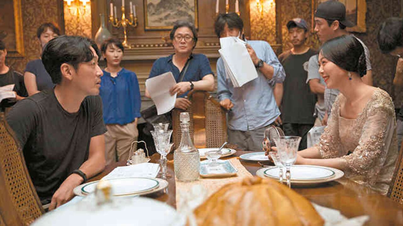 Chan- wook Park, en el centro, durante el rodaje de 'La doncella'.