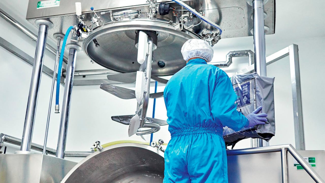 Las empresas del sector han hecho importantes inversiones en la construcción, ampliación y remodelación de plantas de producción para garantizar el cumplimiento de normas que en la fabricación de medicamentos exigen los más altos estándares.