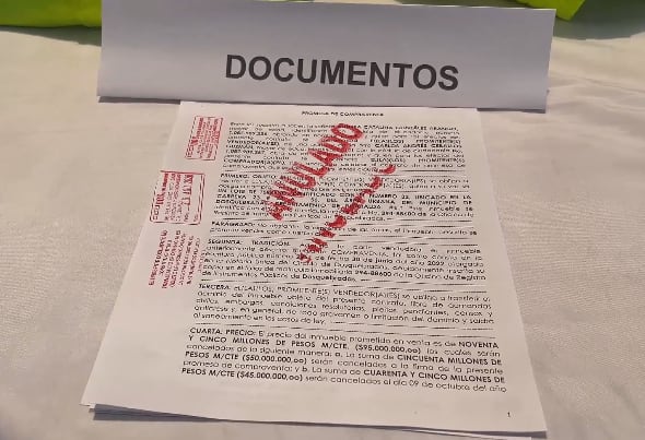 Documentos relacionados con la presunta estafadora.