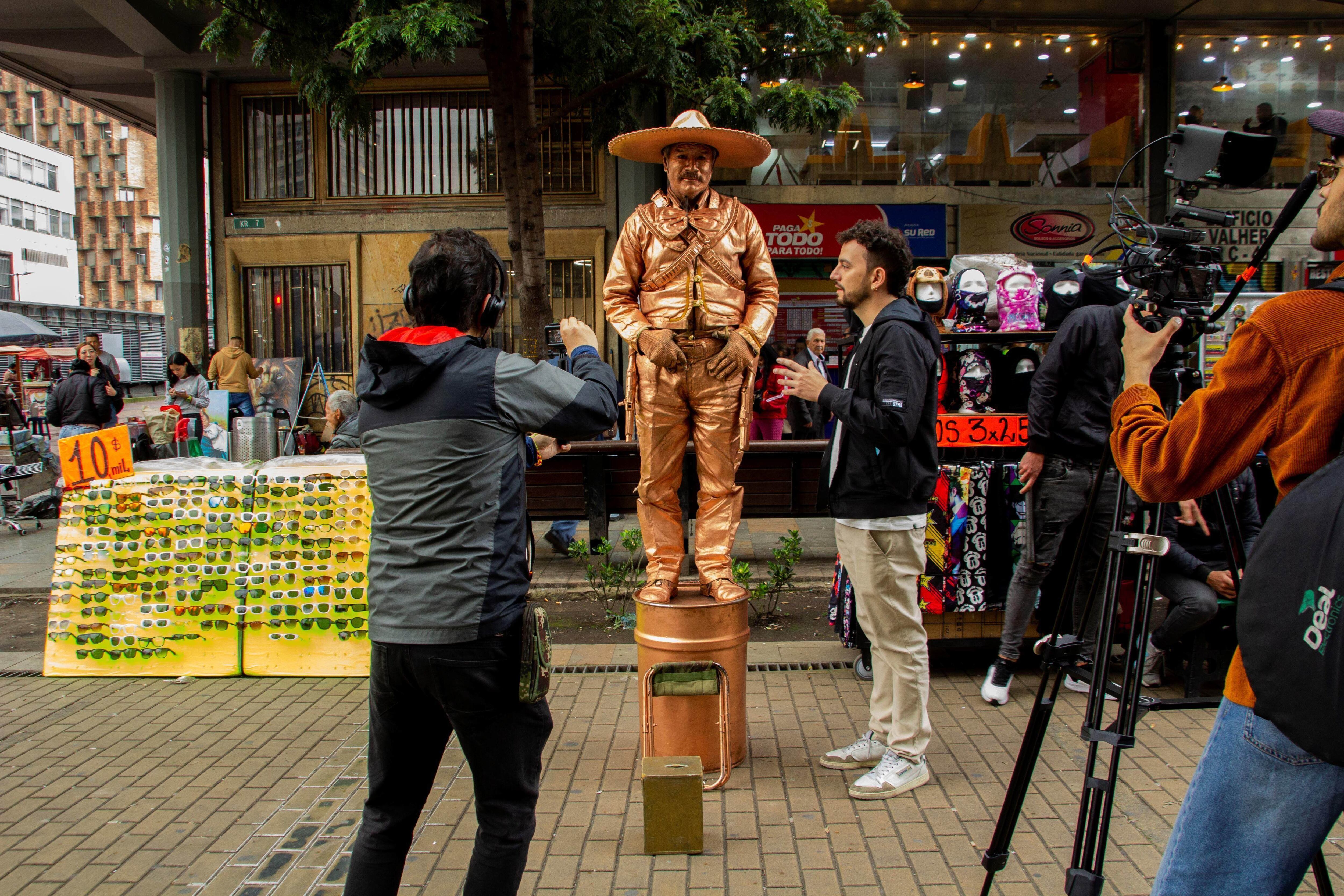 Bogotario, una ciudad por descubrir, los divertidos micro contenidos que redescubren la ciudad a través de sus íconos más emblemáticos, de la mano de su presentador, David Moncada.