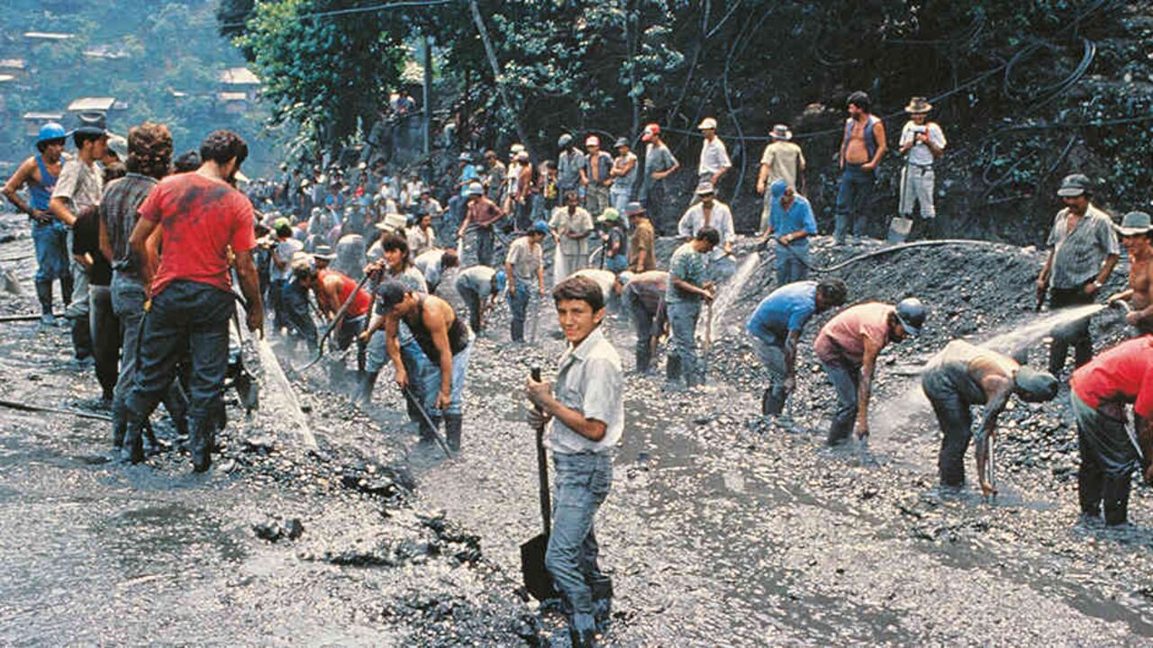 Guaqueros en las minas de Muzo en 1992.