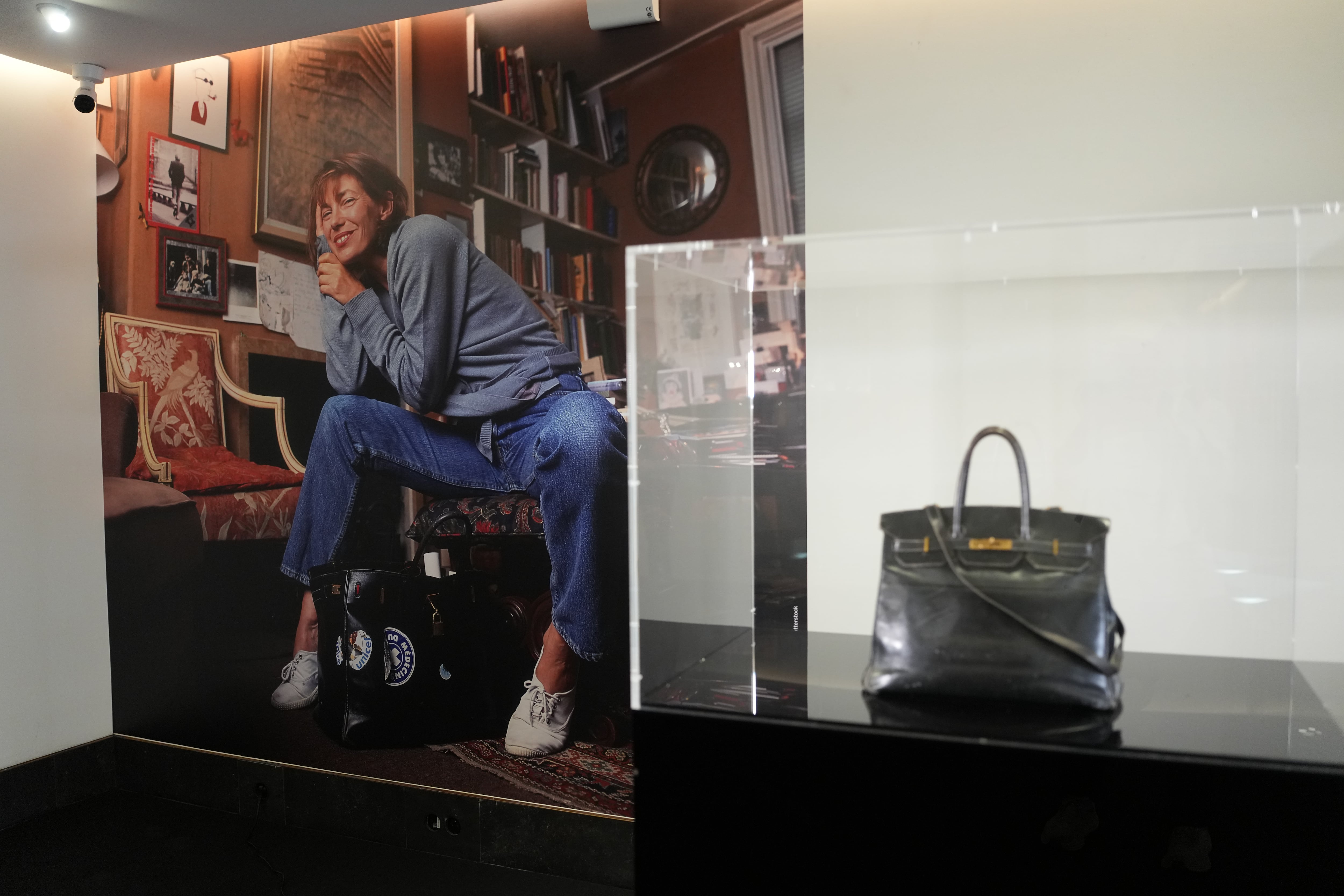 El bolso, desgastado y personalizado, es la pieza central de la próxima subasta "El Birkin Original", programada para el 10 de julio. Fotografiado en Sotheby's el 3 de julio de 2025 en París, Francia.