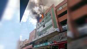 La fuerte conflagración se presentó en la calle 14 con carrera 9, en el barrio San Pedro, en el centro de Cali.