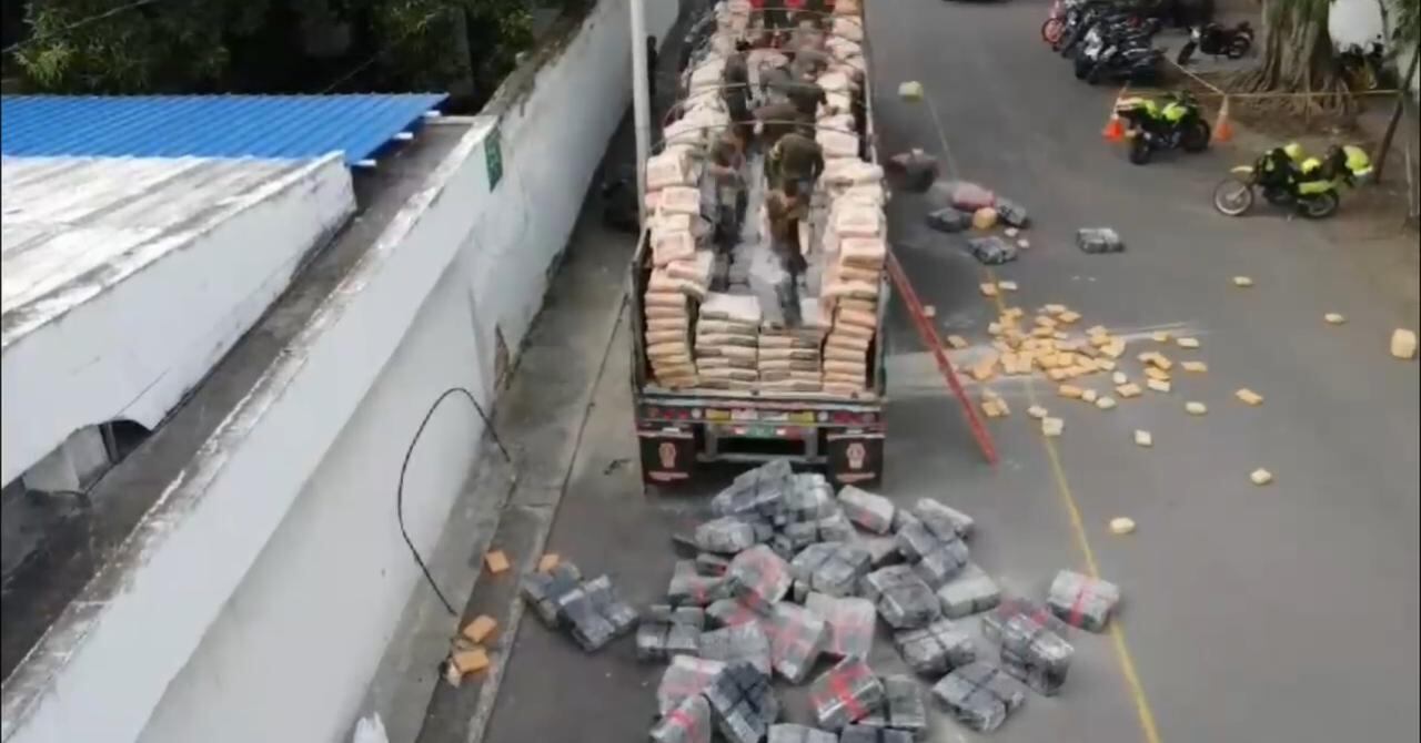 Momento en el que la Policía inspecciona camión cargado con seis toneladas de marihuana en el Valle del Cauca.