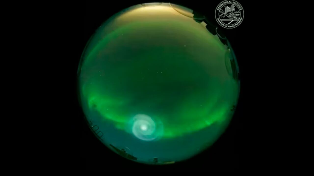 La presencia de una espiral en el cielo de Alaska hizo creer que se abrió un portal inter dimensional en el cielo.