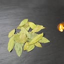 Quemar hojas de laurel trae algunos beneficios para el hogar.