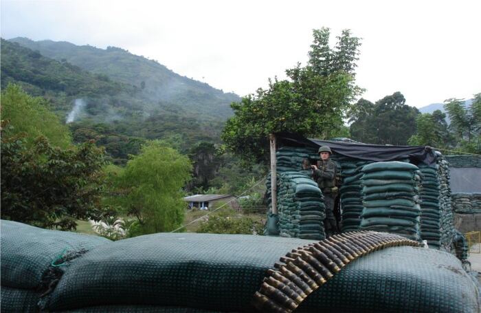 Como si estuvieran en el frente de batalla, los 50 policías de la estación de Toribio parecen más un ejército que una fuerza civil.