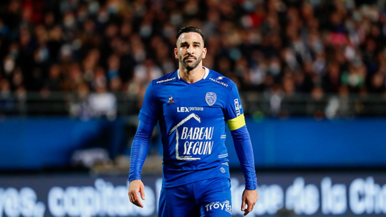 Adil Rami juega como defensa en el E. S. Troyes A. C. de la Ligue 1 e hizo parte de la selección de su país que obtuvo el título mundial en Rusia 2018.