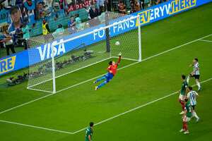 El arquero mexicano Guillermo Ochoa intenta detener el balón pateado por el argentino Alejandro Gómez cuando anota el segundo gol de su equipo durante el partido de fútbol del grupo C de la Copa Mundial entre Argentina y México, en el Estadio Lusail en Lusail, Qatar, el sábado 26 de noviembre de 2022